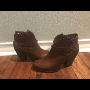 Women's brown XOXO booties